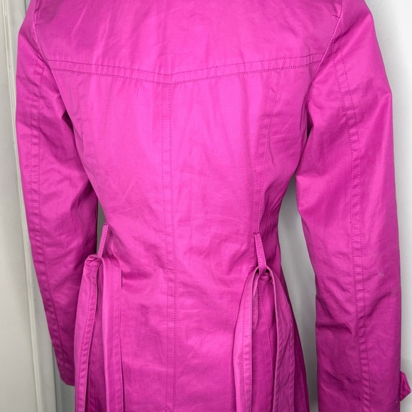 Banana Republic fuchsia trench coat featuring gold buttons and belt. - Picture 2 of 3